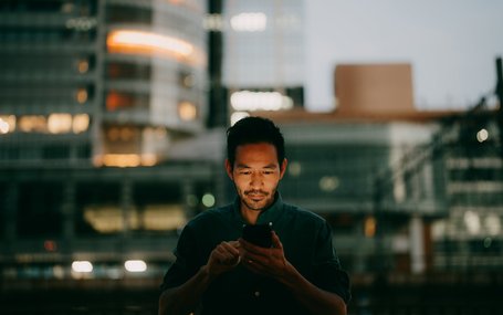 Man_Phone_City_Night